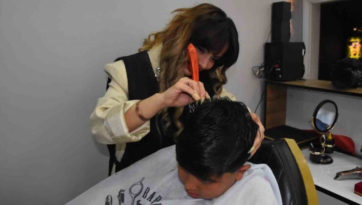 Afyonkarahisar’da erkek berberi kadın, üç yıldır müşterilerine hizmet veriyor