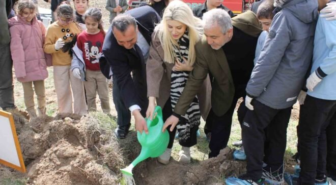 Altıntaş’ta ağaç dikme etkinliğinde fidanlar toprakla buluştu
