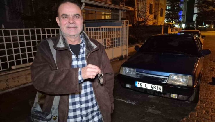 Anahtarı kontakta unutulan ve kendiliğinden kilitlenen otomobilin kapısını çilingir açtı