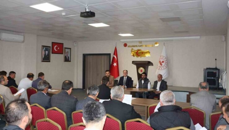 Aslanapa Kaymakamı İsmail Tosun, köy muhtarlarıyla bir araya geldi