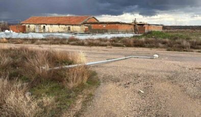 Aydınlatma direği yol ortasına devrildi, faciadan dönüldü