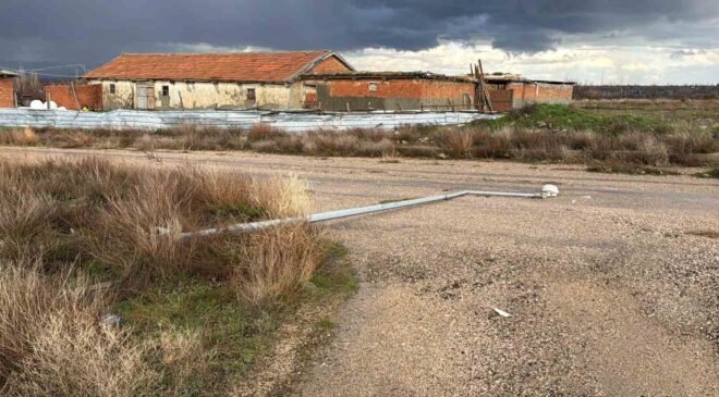 Aydınlatma direği yol ortasına devrildi, faciadan dönüldü