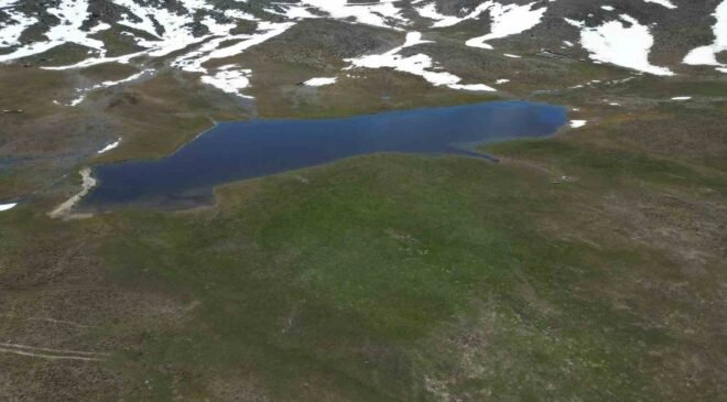 Bahar ve kış mevsimi aynı anda görüntülendi, ortaya eşsiz manzara çıktı