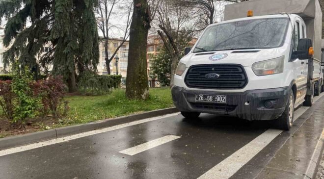 Belediye kendi yaptığı bisiklet yolunu kapattı