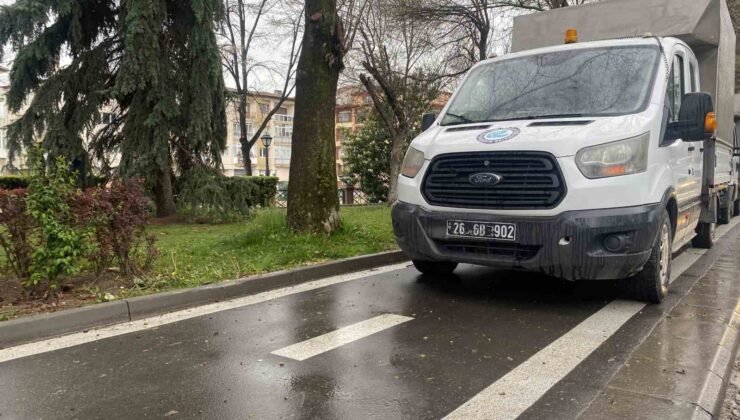 Belediye kendi yaptığı bisiklet yolunu kapattı