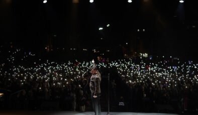 Bilecik Cumhuriyet Meydanı’nda Ekin Uzunlar konseri