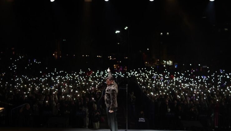 Bilecik Cumhuriyet Meydanı’nda Ekin Uzunlar konseri