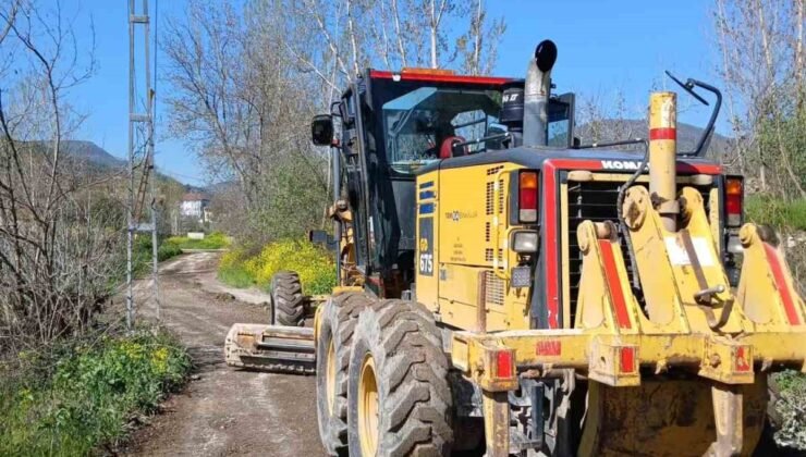 Bilecik’te arazi yollarında greyderle düzenleme çalışması