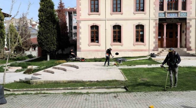 Bilecik’te çim biçme çalışmaları başladı