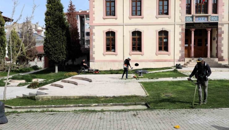 Bilecik’te çim biçme çalışmaları başladı