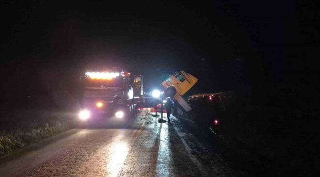 Bilecik’te devrilen tır trafiği olumsuz etkiledi