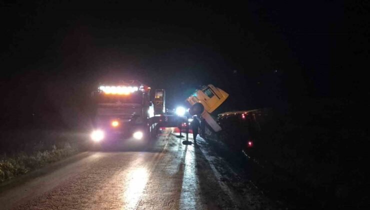 Bilecik’te devrilen tır trafiği olumsuz etkiledi