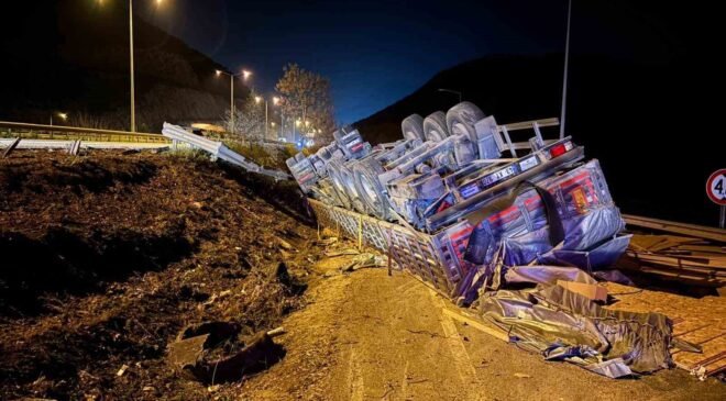 Bilecik’te devrilen tırın sürücüsü yaralandı