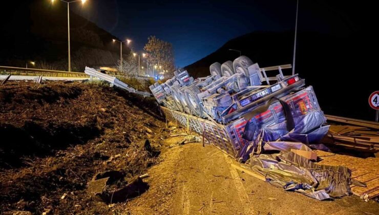 Bilecik’te devrilen tırın sürücüsü yaralandı