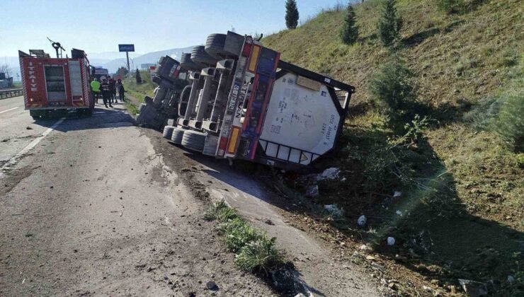 Bilecik’te kontrolden çıkan tır devrildi; sürücüsü yaralandı