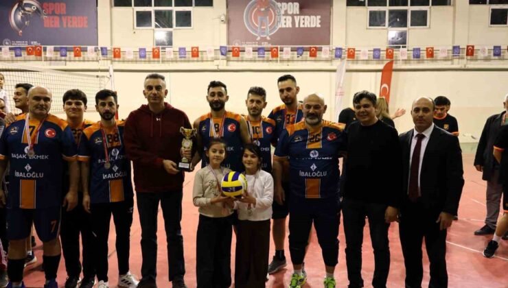 Bilecik’te Kurumlar Arası Bahar Voleybol Turnuvası nefes kesen finale sahne oldu