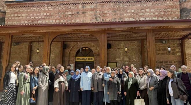 Bilecik’te Şeyh Edebali Türbesi’ni hiç ziyaret etmemiş yaşlılara öğrenciler eşlik etti