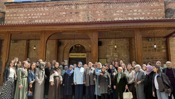 Bilecik’te Şeyh Edebali Türbesi’ni hiç ziyaret etmemiş yaşlılara öğrenciler eşlik etti