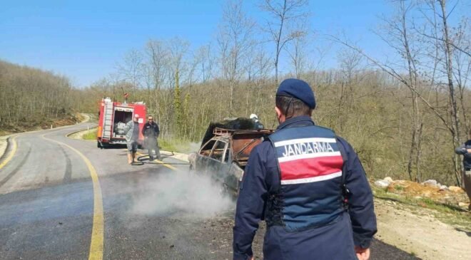Bilecik’te seyir halindeki otomobil alev aldı