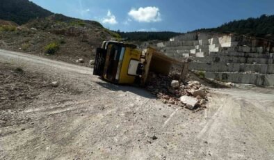 Bilecik’te taş yüklü kamyon devrildi: 2 yaralı