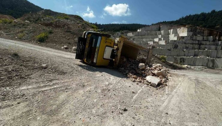 Bilecik’te taş yüklü kamyon devrildi: 2 yaralı