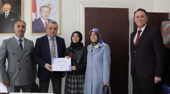 Bölge birincisi öğrenciye Kaymakam Öztürk’ten tebrik