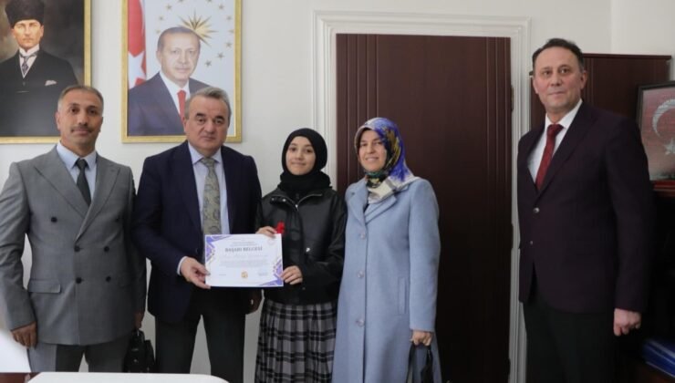 Bölge birincisi öğrenciye Kaymakam Öztürk’ten tebrik