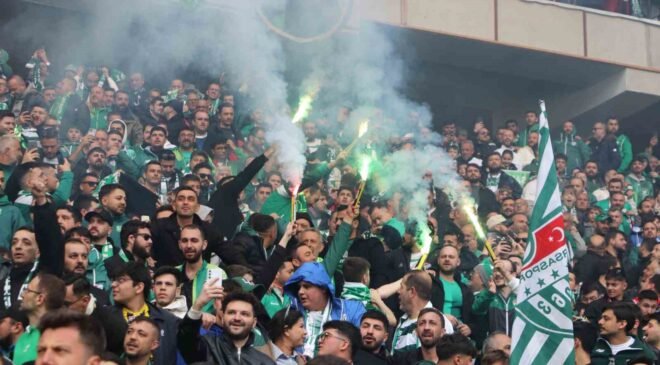 Bursaspor taraftarı Eskişehir tribünlerinde renkli görüntüler oluşturdu