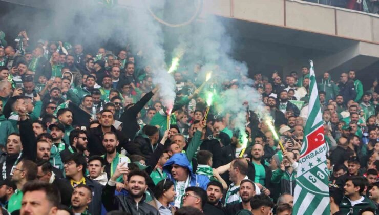 Bursaspor taraftarı Eskişehir tribünlerinde renkli görüntüler oluşturdu