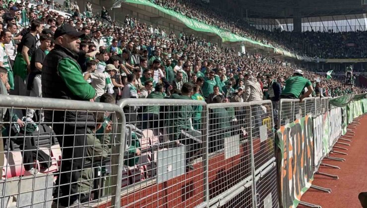 Bursasporlu taraftarların kavgasını polis ayırdı