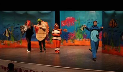 Çocuklar tiyatro oyununda kahkahalara boğuldu