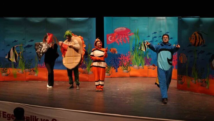 Çocuklar tiyatro oyununda kahkahalara boğuldu