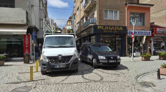 Dar sokakta hatalı park trafiği olumsuz etkiledi