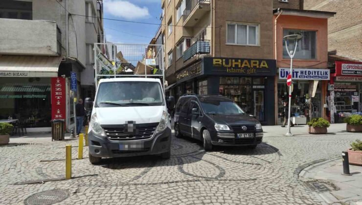 Dar sokakta hatalı park trafiği olumsuz etkiledi
