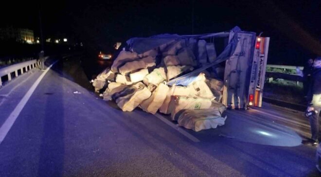 Direksiyon hakimiyetini kaybeden tır refüje çarpıp yan yattı: 1 yaralı