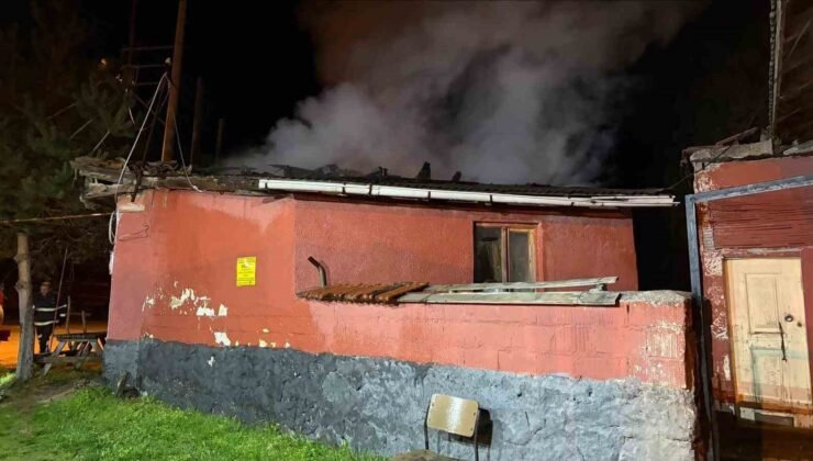 Dumanı görüp terk ettiği evi alevlere teslim oldu