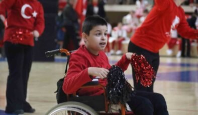 ‘Özel’ torununu sahne kenarında yönlendiren anneannenin heyecanı dikkat çekti