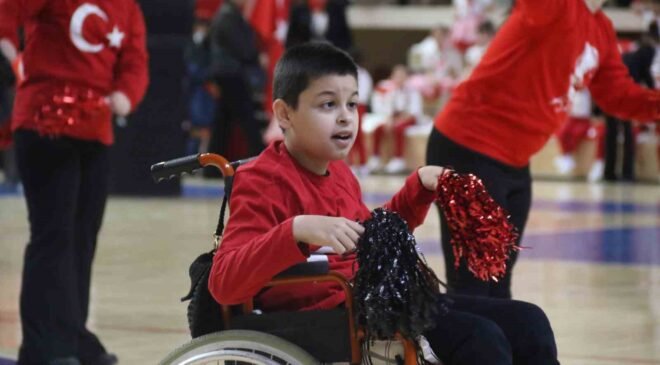 ‘Özel’ torununu sahne kenarında yönlendiren anneannenin heyecanı dikkat çekti