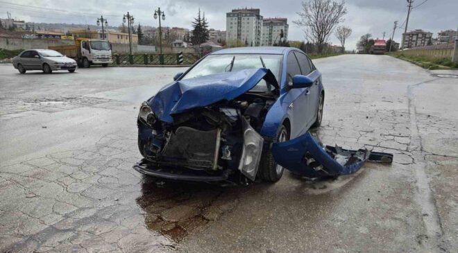 ’Dur’ levhasına uymayan otomobil, çöp kamyonuna çarptı: 1 yaralı