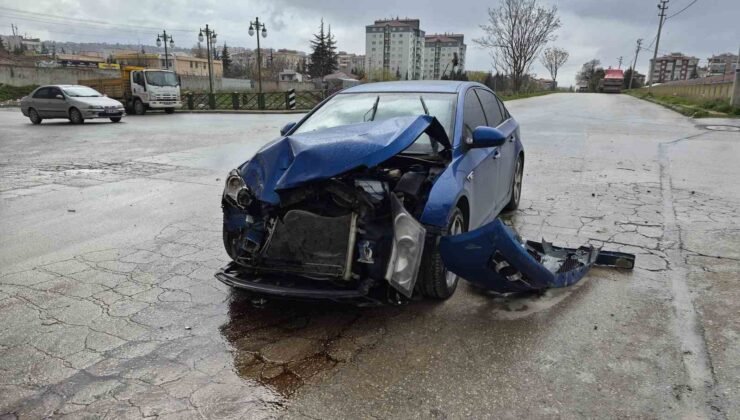 ’Dur’ levhasına uymayan otomobil, çöp kamyonuna çarptı: 1 yaralı