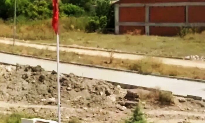 Emet’te inşaat ve yol arasında kalan şehit mezarları nakledildi