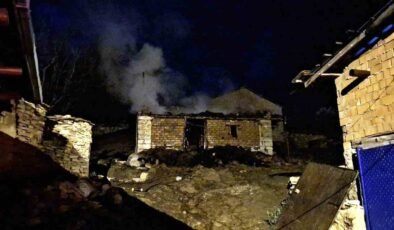 Emet’te samanlık ve ahır yangını korkuttu