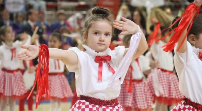 Eskişehir’de 23 Nisan coşkusu Şehit Anıl Gül Spor Salonu’nda yaşandı