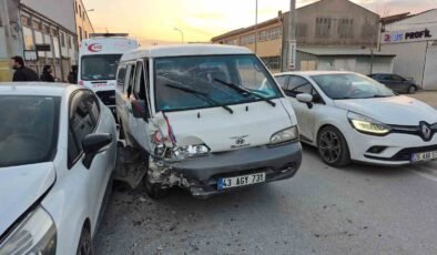 Eskişehir’de 4 aracın karıştığı trafik kazasında 3 kişi yaralandı
