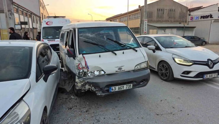 Eskişehir’de 4 aracın karıştığı trafik kazasında 3 kişi yaralandı