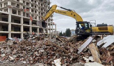 Eskişehir’de çöken binanın yanındaki riskli yapı da yıkıldı