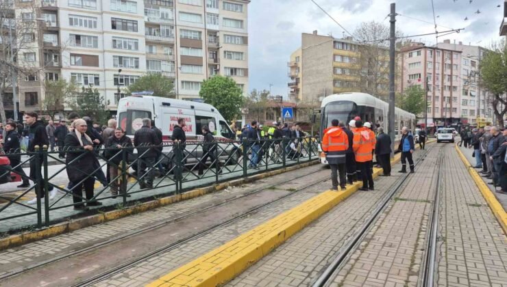 Eskişehir’de tramvayın çarptığı yaşlı kadın yaralandı