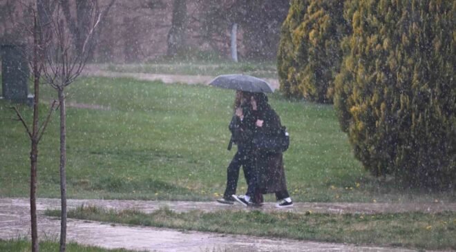 Eskişehir’de yağmur bastırdı, öğrenciler şemsiyelere sarıldı