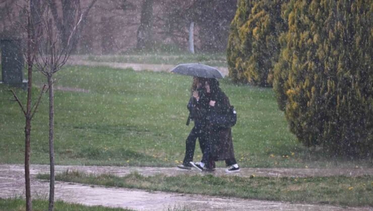Eskişehir’de yağmur bastırdı, öğrenciler şemsiyelere sarıldı