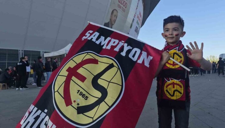 Eskişehirspor’a kumbarasını bağışlayan minik Buğra takımını yalnız bırakmıyor